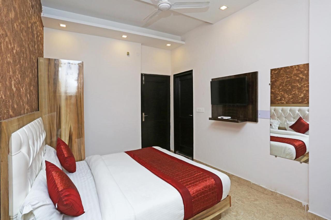 Oyo 12673 The Diplomat Inn เดลี ภายนอก รูปภาพ