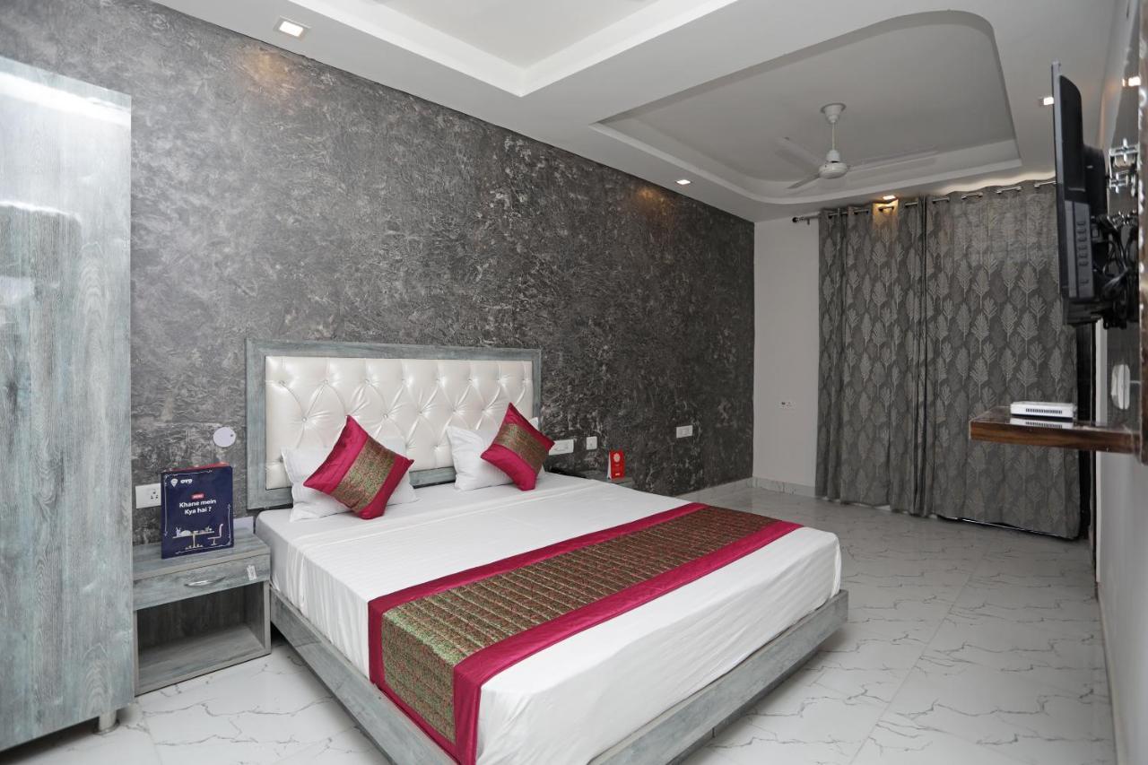 Oyo 12673 The Diplomat Inn เดลี ภายนอก รูปภาพ