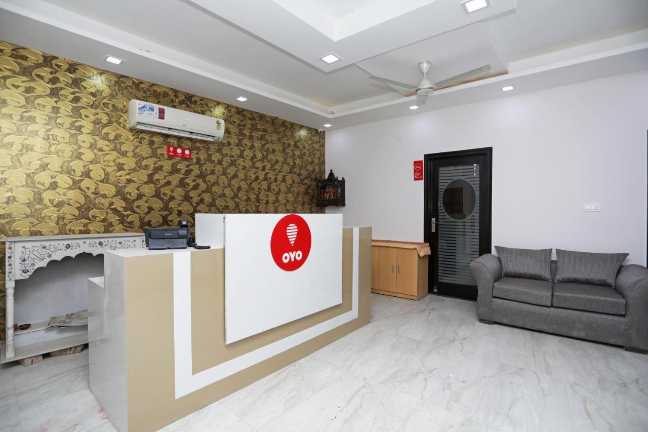 Oyo 12673 The Diplomat Inn เดลี ภายนอก รูปภาพ