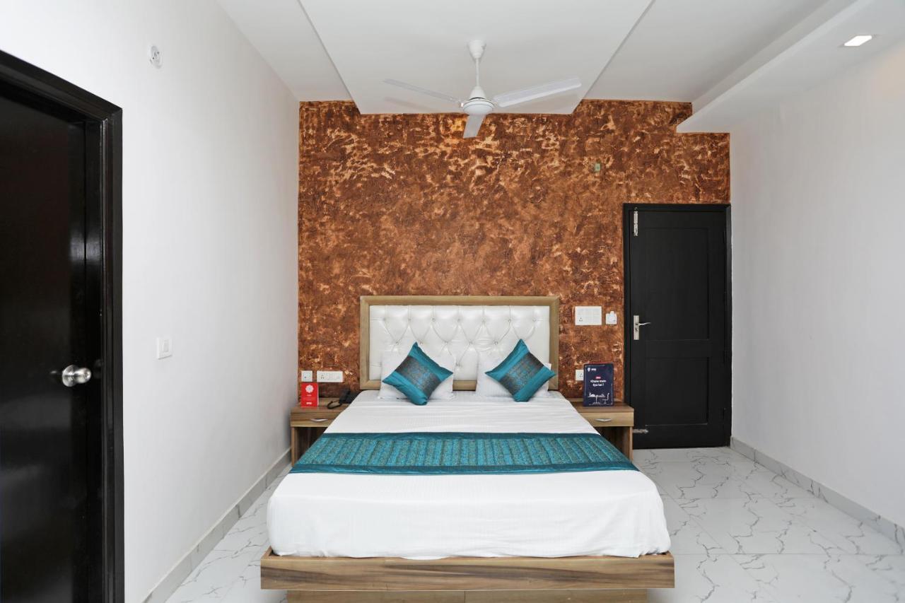 Oyo 12673 The Diplomat Inn เดลี ภายนอก รูปภาพ
