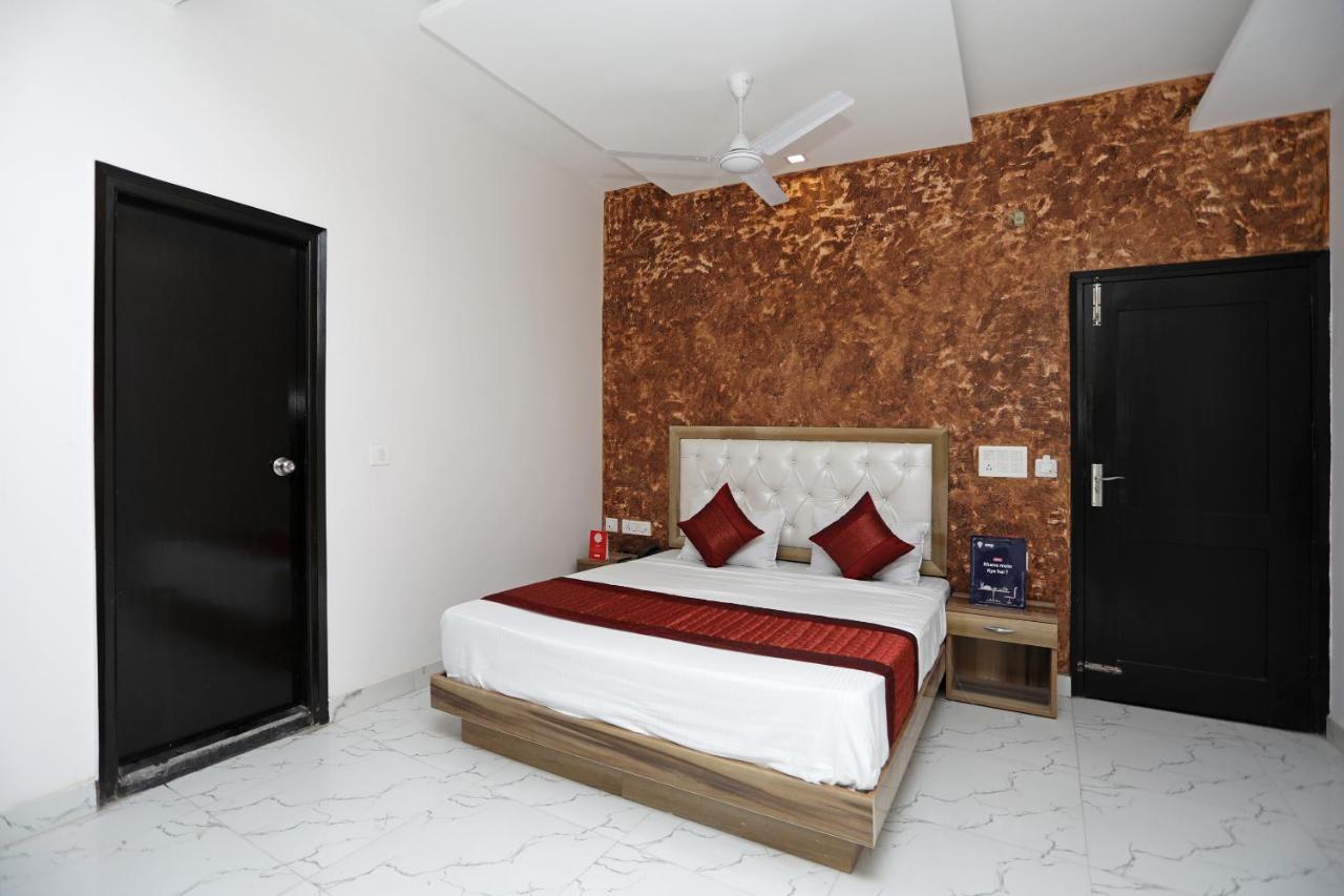 Oyo 12673 The Diplomat Inn เดลี ภายนอก รูปภาพ