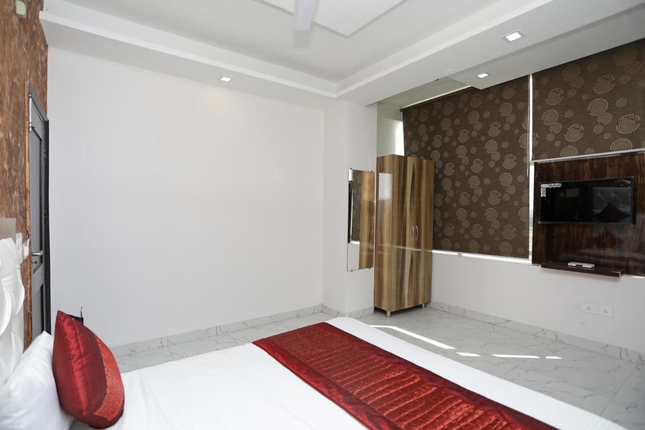 Oyo 12673 The Diplomat Inn เดลี ภายนอก รูปภาพ