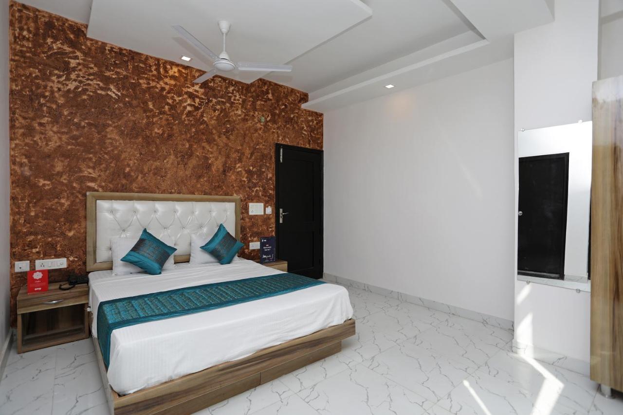 Oyo 12673 The Diplomat Inn เดลี ภายนอก รูปภาพ